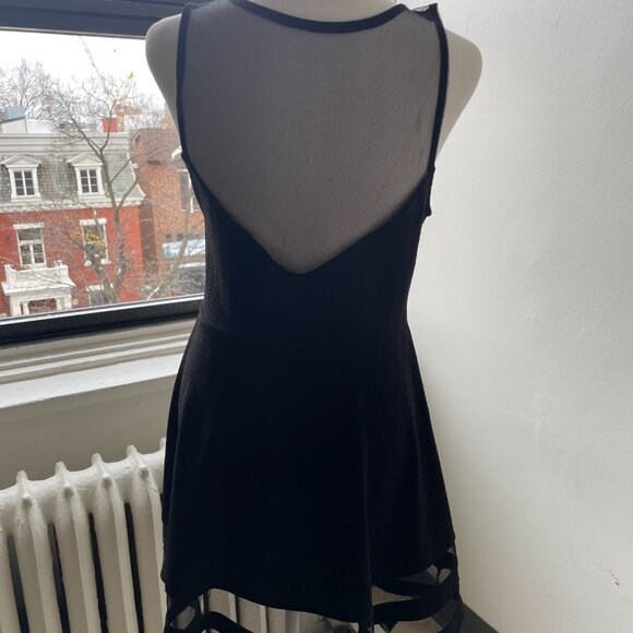 The little black dress with an edge / La petite robe noire avec un edge - Picture 2 of 4